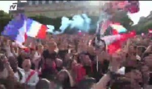 Football / Marée humaine devant l'Hôtel de Ville à Paris - 30/06