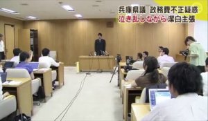 Japon: un député craque durant une conférence de presse