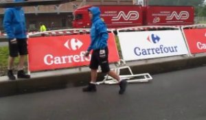 Montage de la ligne d'arrivée du Tour face au stade Pierre-Mauroy