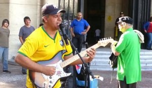 Un musicien de rue fait une reprise de Sultans Of Swing au Brésil