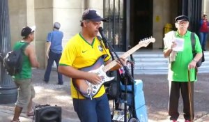 Artiste de rue surdoué :  reprise de Dire Straits en guitare voix!