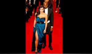 Oups ! La robe de Kim Kardashian est un peu trop ouverte !