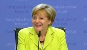 Un journaliste chante "Happy birthday" à Angela Merkel - ZAPPING ACTU DU 17/07/2014