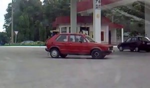 Femme débile essaie de prendre de l'essence! Gros fail à la station essence...