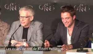 Exclu video : Cannes 2012 : Regardez les éclats de rire de Robert Pattinson... C’est bon pour le moral !