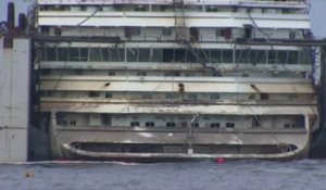 Le Costa Concordia remonte lentement à la surface