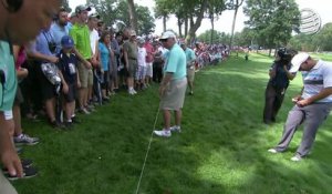 Un golfeur rate son swing et touche une spectatrice qui va perdre sa bague en diamant!