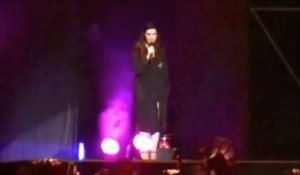 Laura Pausini sans culotte sur scène