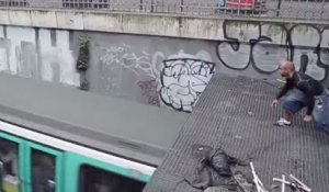 Un homme saute sur le toit d'un métro parisien !