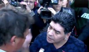 Maradona s'énerve et gifle un journaliste