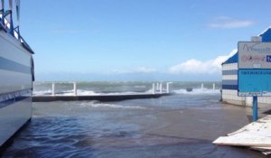 Les vagues déferlent sur la digue de Wimereux