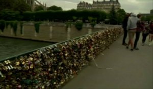Paris fait la guerre aux cadenas de l'amour