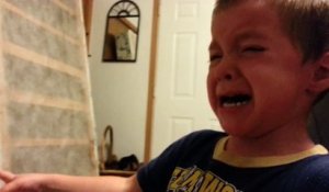 Un enfant en pleurs car son père lui a "volé" son nez et ses oreilles.