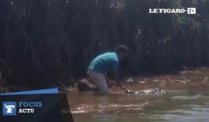 Un homme embrasse un crocodile sauvage géant