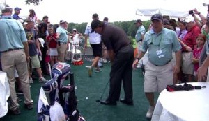 Le golfeur Phil Mickelson rate sa balle qui fini dans la tente de secours!