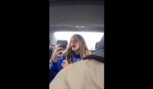 Un papa filme sa fille en train de faire des selfies
