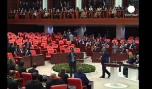 Erdogan prête serment, l'opposition boycotte la cérémonie