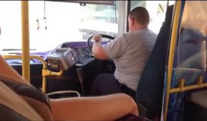 Un chauffeur de bus et son volant détaché à Malte