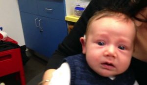 Un bébé sourd entend pour la première fois