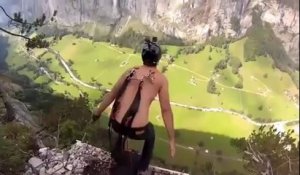 Folie : cet homme saute avec un parachute attaché à ses piercings