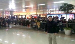 Quand Robert Downey Jr. arrive à l'aéroport en Corée du Sud : FOLIE!
