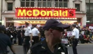 Les employés de fast-food manifestent pour de meilleurs salaires à New York