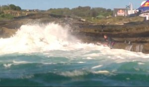 Des surfeurs se font avaler par des vagues géantes - Red Bull Cape Fear 2014