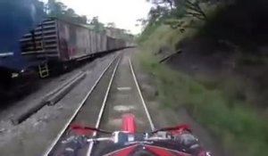 Faire de la moto sur une voie de chemin de fer