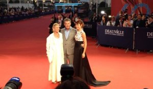 Pierce Brosnan et Olga Kurylenko sur le tapis rouge