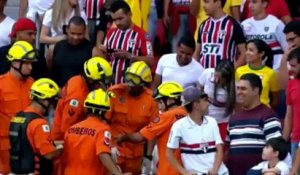 Insolite - Brésil : Un supporter se prend un poteau en pleine tête en célébrant un but !