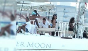 Rihanna passe du temps en famille sur un bateau à la Barbade