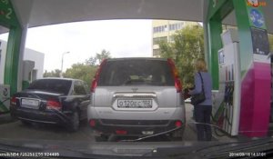Une femme se trompe de voiture et met le mauvais carburant dans la voiture du voisin! FAIL