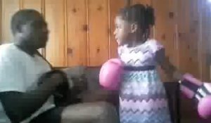 A 5 ans, elle met KO son papa