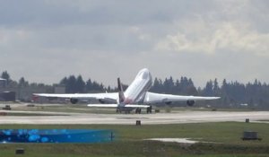 Un Boeing 747 fait "au revoir" en se balançant au décollage!