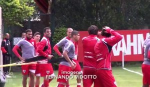 Alexandre Pato joue un vilain tour à Kaka !