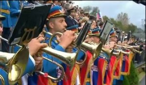 Vladimir Poutine assiste à un défilé militaire en Serbie