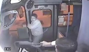 Instant Karma : Un voleur tente d'arracher un sac dans un bus