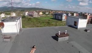 Drone filme une jeune file qui bronze sur un toit