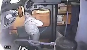 Instant Karma pour un voleur dans un bus !!