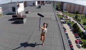 Un drône dérange une fille qui bronze sur un toit d'immeuble!