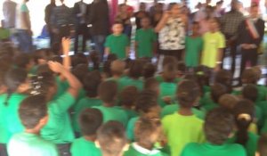 Accueil par les élèves du groupe scolaire Augustine Duchange de Roura en Guyane