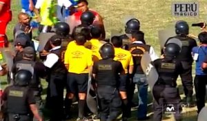 Pérou - Un membre du staff de San Simon frappe l'arbitre