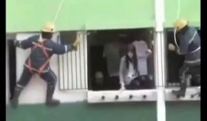 Un homme regarde sa voisine en train d'essayer de se suicider en Chine