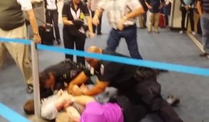 Homophobe violent s'en prend a un homme à l'aéroport de Dallas. Bagarre générale!