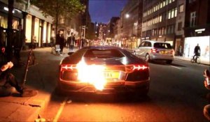 Lamborghini Aventador en feu