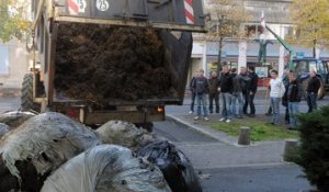 VIDEO. 300 agriculteurs envahissent Niort