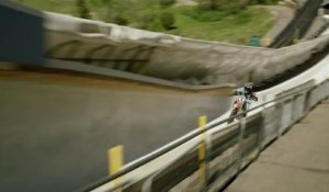 Descendre une piste de bobsleigh à Motocross!