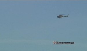 Un avion survole le mémorial de Notre-Dame-de-Lorette avec une banderole "Hollande démission.fr"
