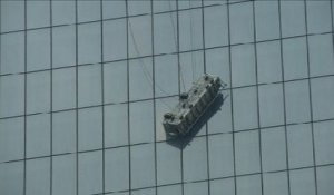 Une nacelle perchée au 69e étage du World Trade Center manque de tomber