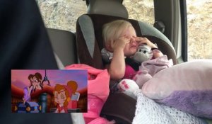 Une fille pleure en voiture devant un dessin animé triste